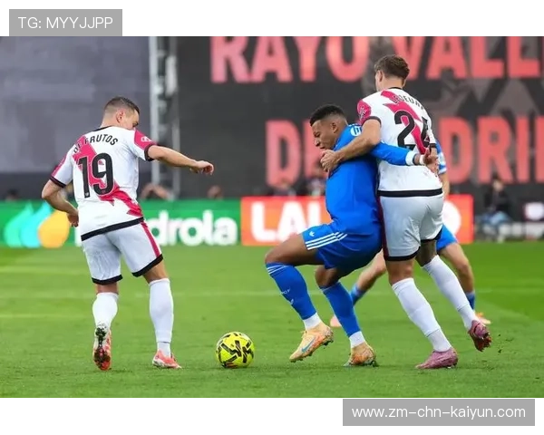 维尼修斯表现火热，皇马锋线如虎添翼